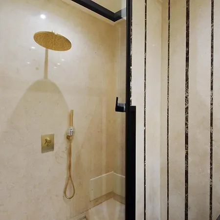 Ych-elegante Vicino Ada * ローマ